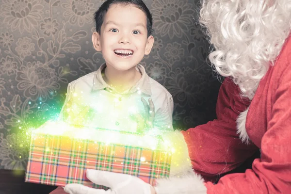 Inspiração de Natal! Feliz garoto chocado surpreso ao ver o Papai Noel — Fotografia de Stock