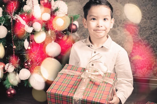 Joyeux Noël ! Joyeux garçon tenant boîte cadeau — Photo