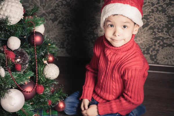 Rapaz a decorar uma árvore de Natal — Fotografia de Stock