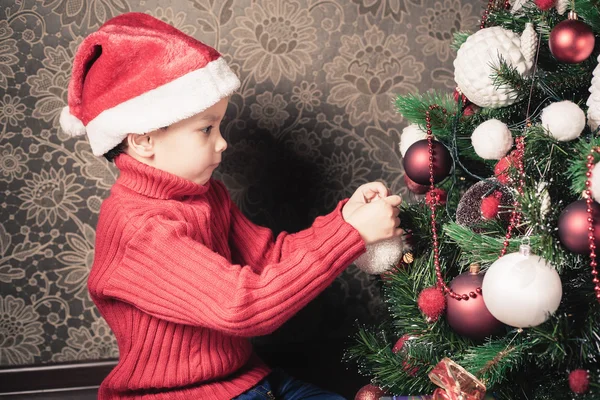 Αγόρι που στολίζει χριστουγεννιάτικο δέντρο — Φωτογραφία Αρχείου