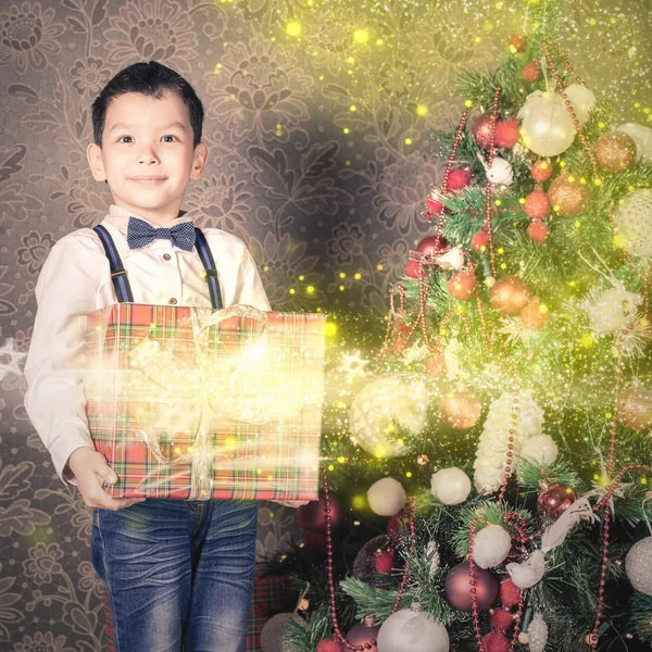 Ευτυχής multiraceal αγόρι που κατέχουν ένα μεγάλο δώρο κουτί, τα Χριστούγεννα — Φωτογραφία Αρχείου