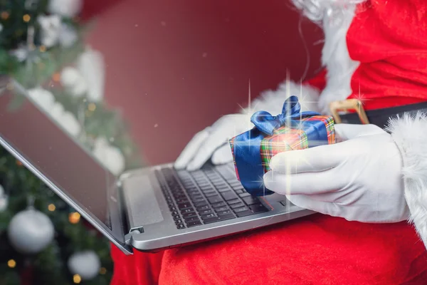 Santa kupuje prezent przez płatności online za pośrednictwem bankowości internetowej — Zdjęcie stockowe