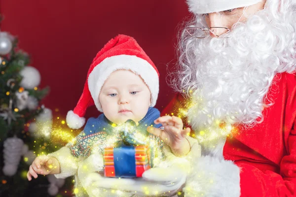 Ευτυχισμένο μωρό και Άγιος Βασίλης με δώρο, παρόν πλαίσιο — Φωτογραφία Αρχείου