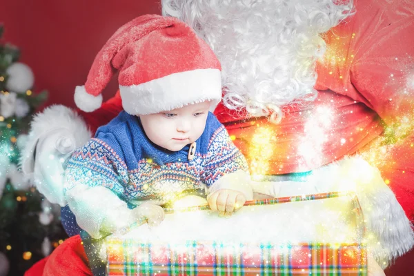 Gelukkig baby en Santa Claus met geschenk, huidige doos — Stockfoto
