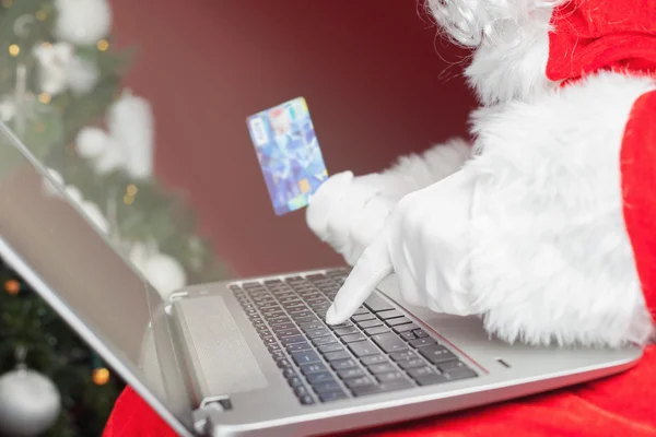 Santa compra con tarjeta de plástico Regalo de Navidad en Internet — Foto de Stock
