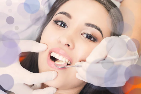 Linda mulher asiática sorriso com dentes saudáveis branqueamento — Fotografia de Stock