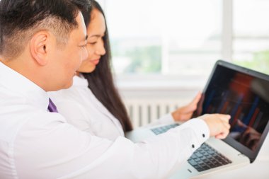 Asya iş adamları iş laptop ofisinde analiz