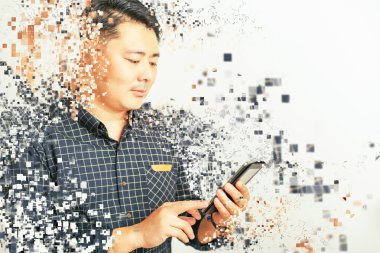 Asya işadamı beyaz arka plan bir tablet PC'yi kullanma