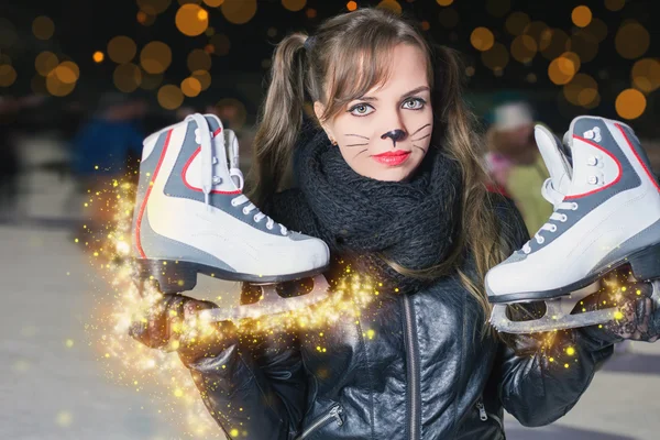 Hübsche Frau im Katzenkostüm mit Schlittschuhen — Stockfoto