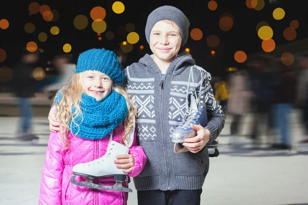 Enfants tenant des chaussures de patins à glace — Photo