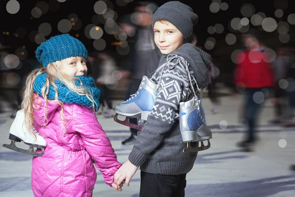 Joyeux patinage sur glace pour enfants à la patinoire, nuit d'hiver — Photo