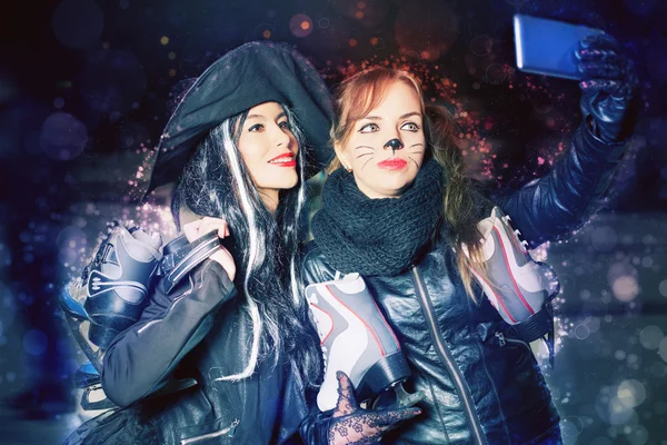 Duas meninas vestidas fantasia feliz fazer selfie no telefone móvel — Fotografia de Stock