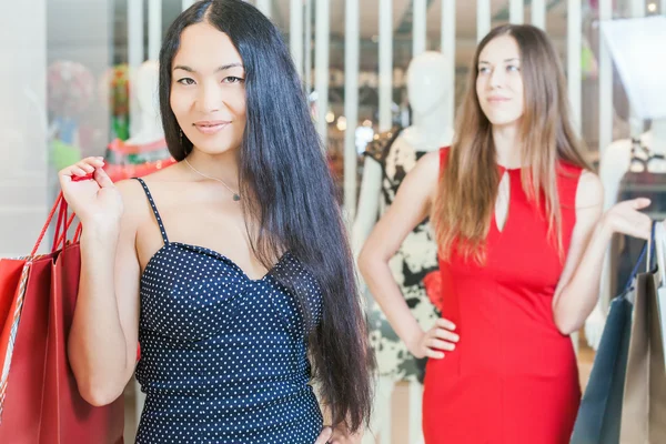 Due ragazze di moda che fanno shopping al centro commerciale — Foto Stock