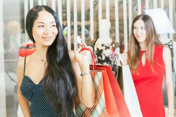Duas namoradas de moda fazendo compras no shopping — Fotografia de Stock