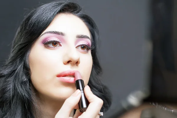 Nahaufnahme Spezialist im Schönheitssalon bekommt Lippenstift, Lipgloss, Make-up. — Stockfoto