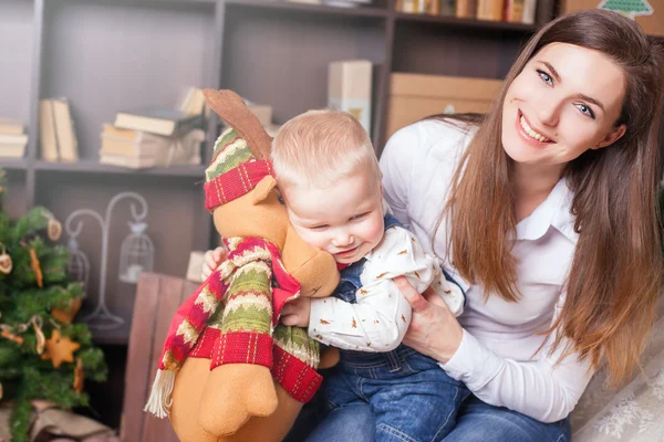 Ibu dengan mainan bayi memegang rusa besar ! — Stok Foto