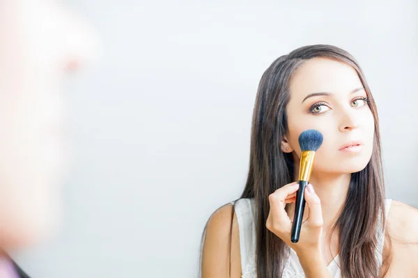 Makeup artist woman doing make-up using cosmetic brush for yourself — Stock Photo, Image