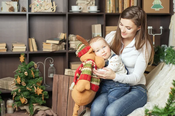 Mamma med baby innehav leksak av big älg! — Stockfoto