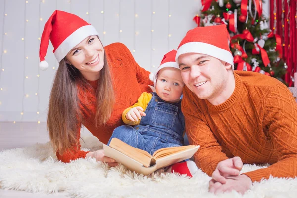 Lycklig familj läser en bok med jul saga — Stockfoto