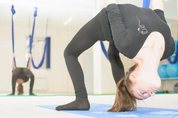 Chica adolescente haciendo estiramiento y cordel, yoga aéreo —  Fotos de Stock