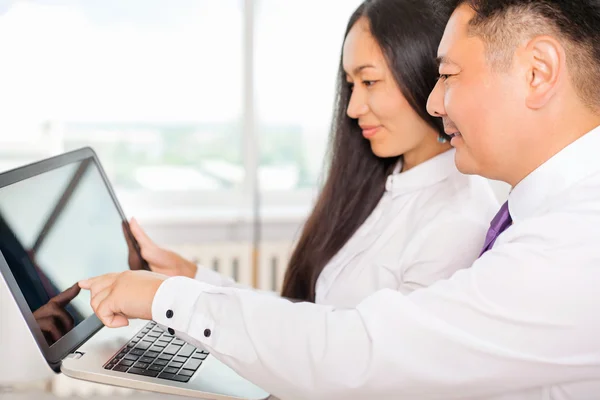 Asian business people analyze work on laptop at office — Stock Photo, Image