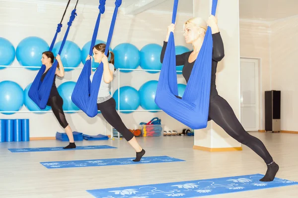 Młodych kobiet robi aerial Joga Ćwiczenia lub Antygrawitacja — Zdjęcie stockowe