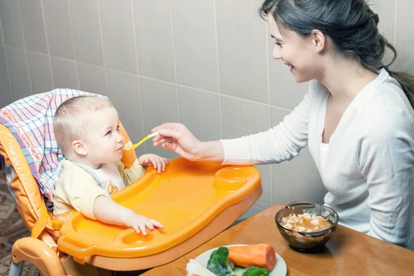 Mom feeds the baby soup. Healthy and natural baby food — Stock Image Mom feeds the baby soup. Healthy and natural baby food Stock Image