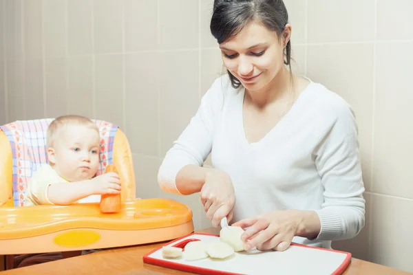 Мати готує, приготування дитячого харчування — стокове фото