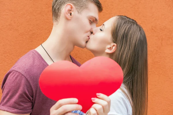 Feliz día de San Valentín pareja sosteniendo el símbolo del corazón rojo — Foto de Stock