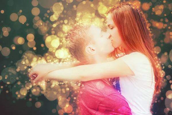 Feliz dia dos namorados casal beijando — Fotografia de Stock