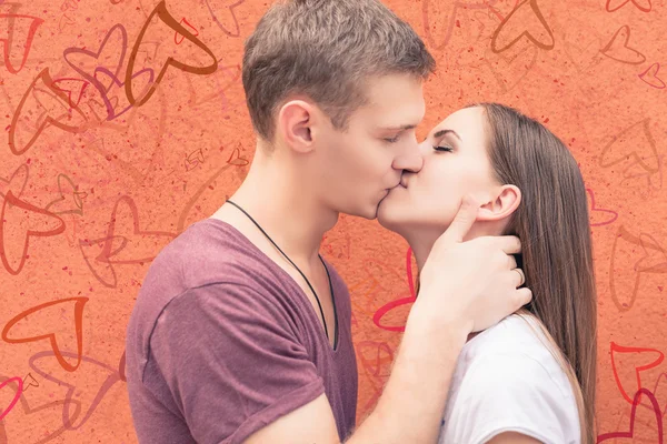 Feliz día de San Valentín pareja besándose —  Fotos de Stock