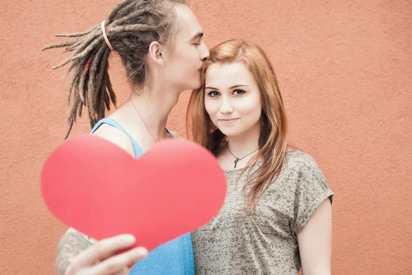 Feliz Dia dos Namorados casal segurando símbolo coração vermelho — Fotografia de Stock