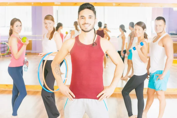 Homem bonito feliz com grupo peolpe na aula de fitness — Fotografia de Stock