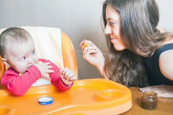 A mãe alimenta o puré de bebé. Alimentos saudáveis e naturais para bebés . — Fotografia de Stock