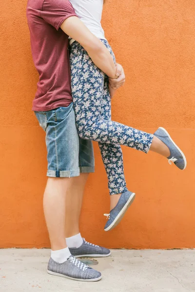 Primer plano besos pareja en rojo pared fondo —  Fotos de Stock