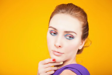 Parlak makyaj güzel kız. Moda. Renk çivi.