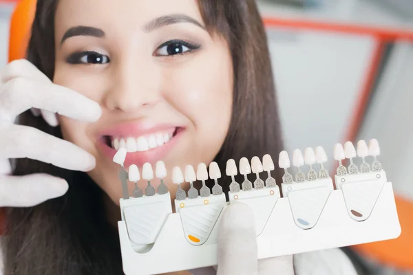 Linda mulher asiática sorriso com dentes saudáveis branqueamento — Fotografia de Stock