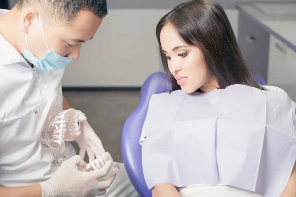 Dentist doctor shows the patient's jaw with teeth — Stock Photo, Image