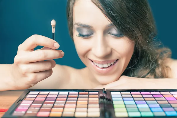Happy woman with colorful palette for fashion makeup — Stok fotoğraf