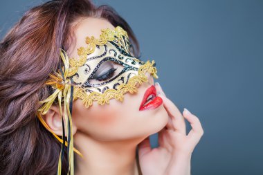 Karnaval maskesi ile seksi kadın