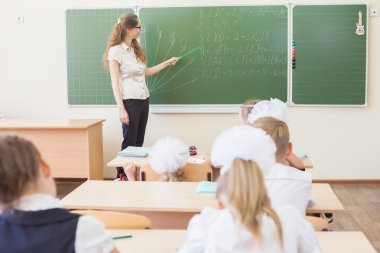 İşaretçi tutan öğretmen çocuk matematik veya geometri, öğretim blackboard yakınındaki.