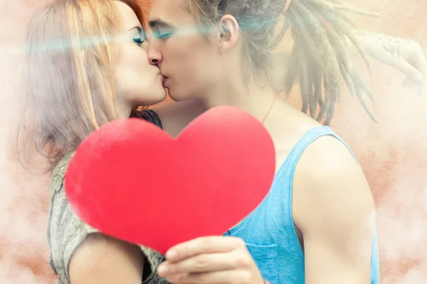 Feliz día de San Valentín pareja sosteniendo el símbolo del corazón rojo — Foto de Stock