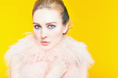 Parlak makyaj lüks Kürk giymiş güzel kızla