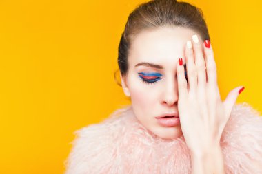 Parlak makyaj lüks Kürk giymiş güzel kızla