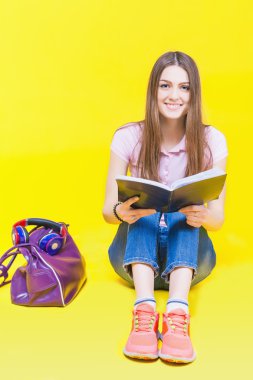 Çok genç kız hazırlık sınavları ve test için