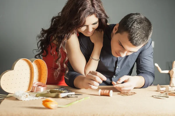 Hombre haciendo regalo hecho a mano para su amada esposa o novia — Foto de Stock