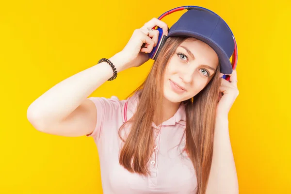 Sorprendido adolescente utiliza un auricular — Foto de Stock