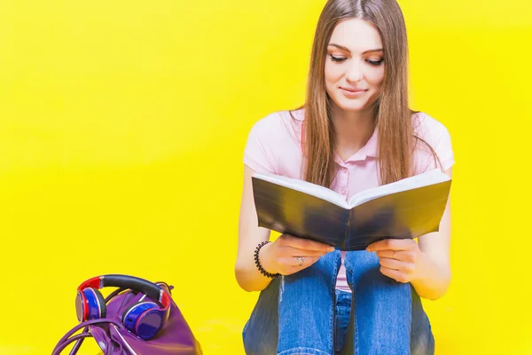 Pretty teenage girl reading a book — Zdjęcie stockowe