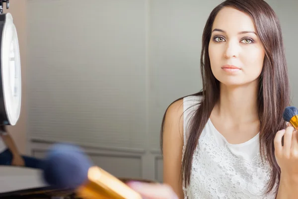 Make-up artiest vrouw doen make-up met behulp van kosmetische borstel voor jezelf — Stockfoto