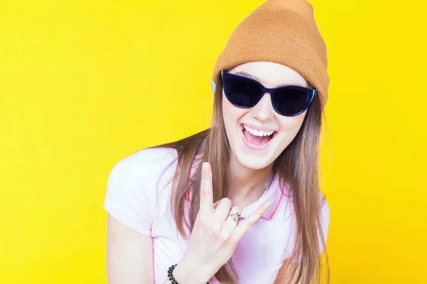 Divertida adolescente sosteniendo gafas de mascarada para fiesta — Foto de Stock